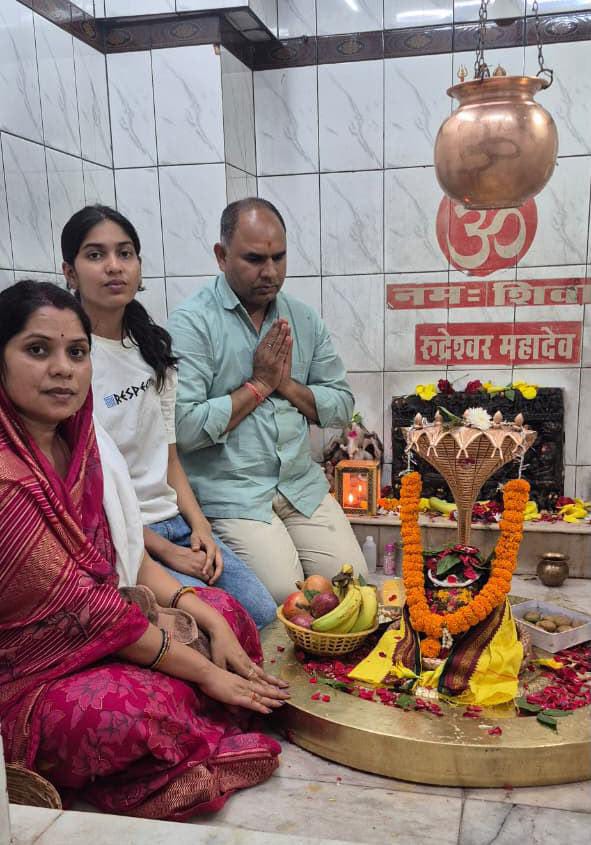 भाजपा प्रदेश उपाध्यक्ष रंजना साहू ने रुद्रेश्वर महादेव मंदिर में किया जलाभिषेक,