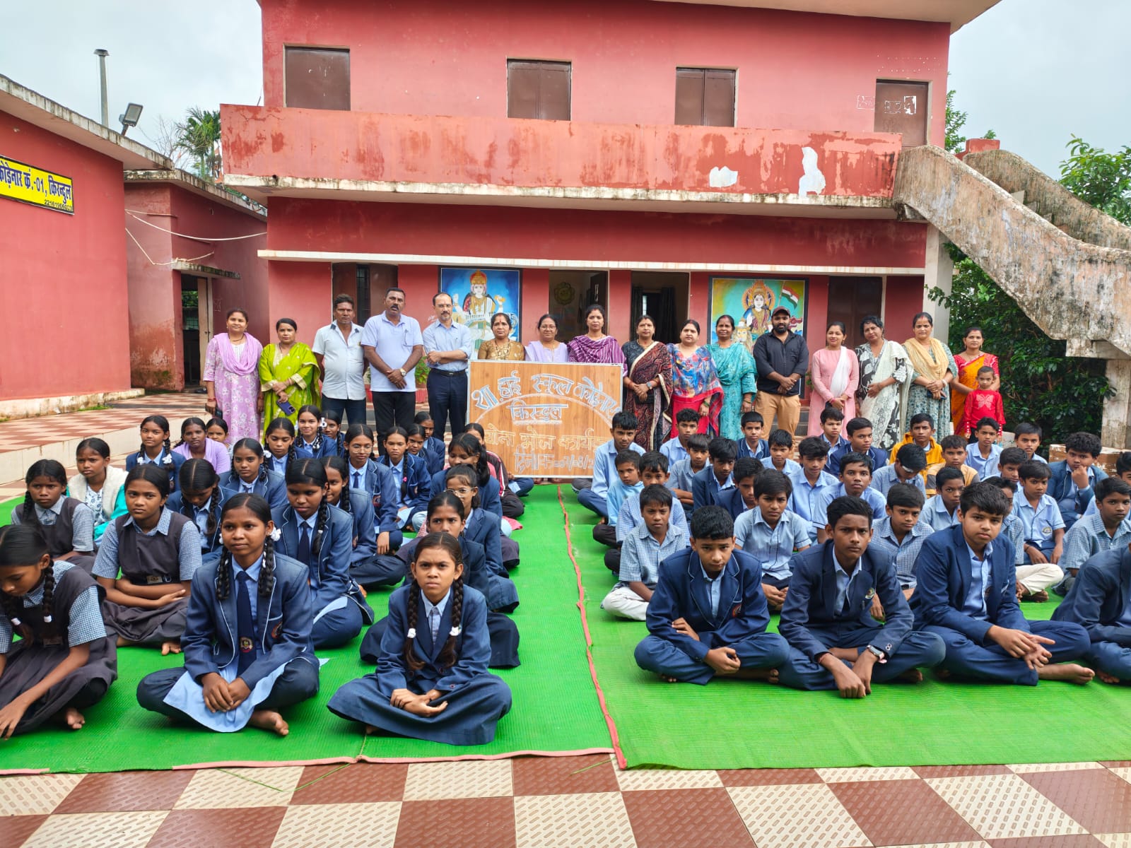 शासकीय हाई स्कूल गजराज कैंप में न्यौता भोज सम्पन्न,बच्चों को मिला पौष्टिक आहार और खुशियों की सौगात