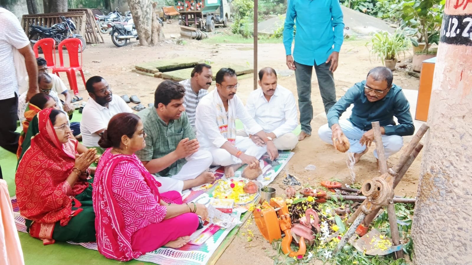 नगर निगम में लोक निर्माण विभाग अध्यक्ष ने पार्षदों एवं कर्मचारियों संग की सामूहिक हरेली पूजा अर्चना