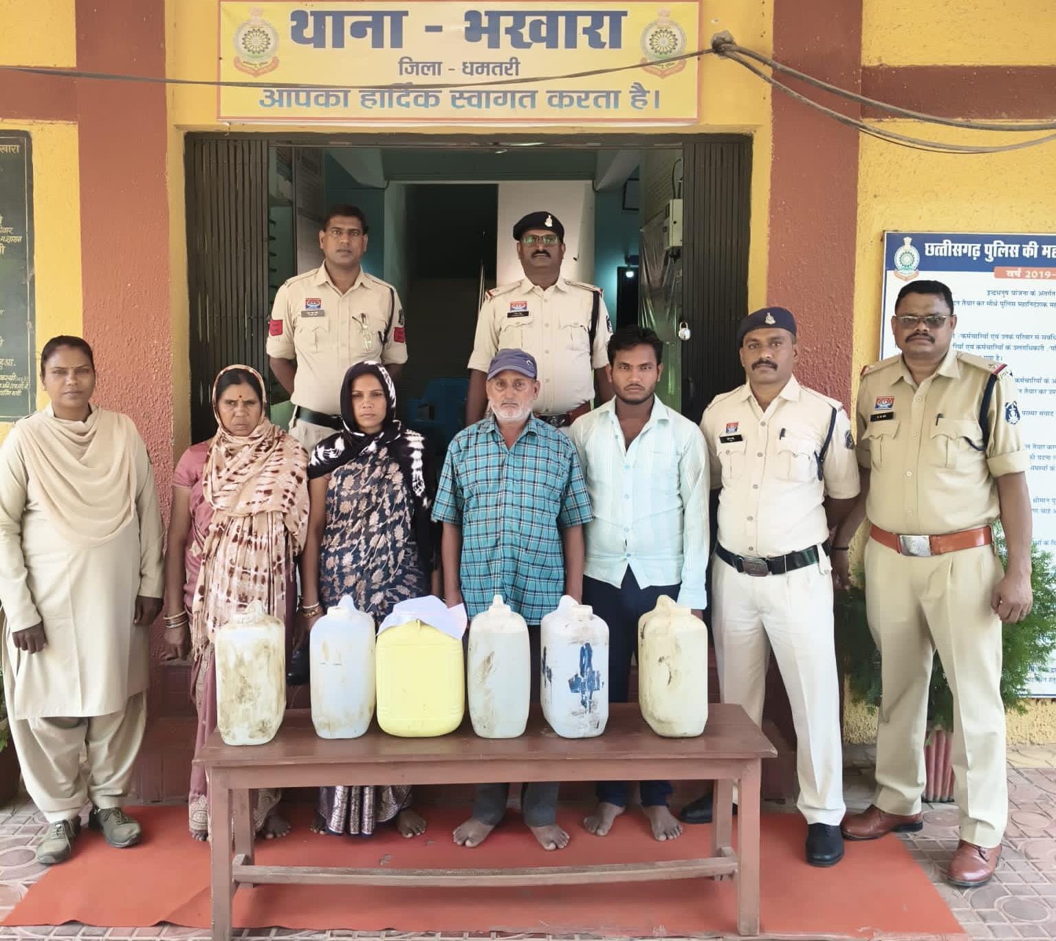 “हरेली पर्व के दौरान अवैध शराब कारोबार पर भखारा पुलिस की बड़ी कार्यवाही-05 प्रकरणों में 05 आरोपी गिरफ्तार”