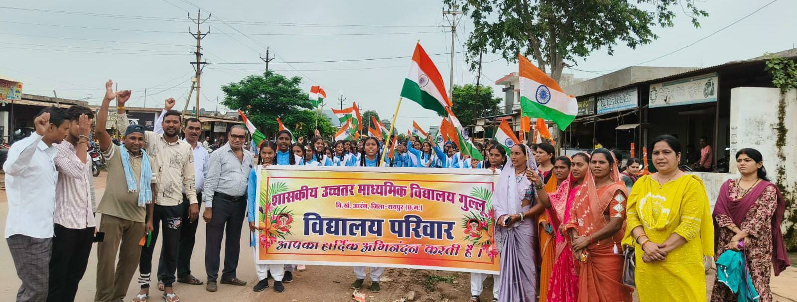 देशभक्ति नारों से गूंजा गुल्लू, विद्यार्थियों ने निकाली भव्य तिरंगा यात्रा