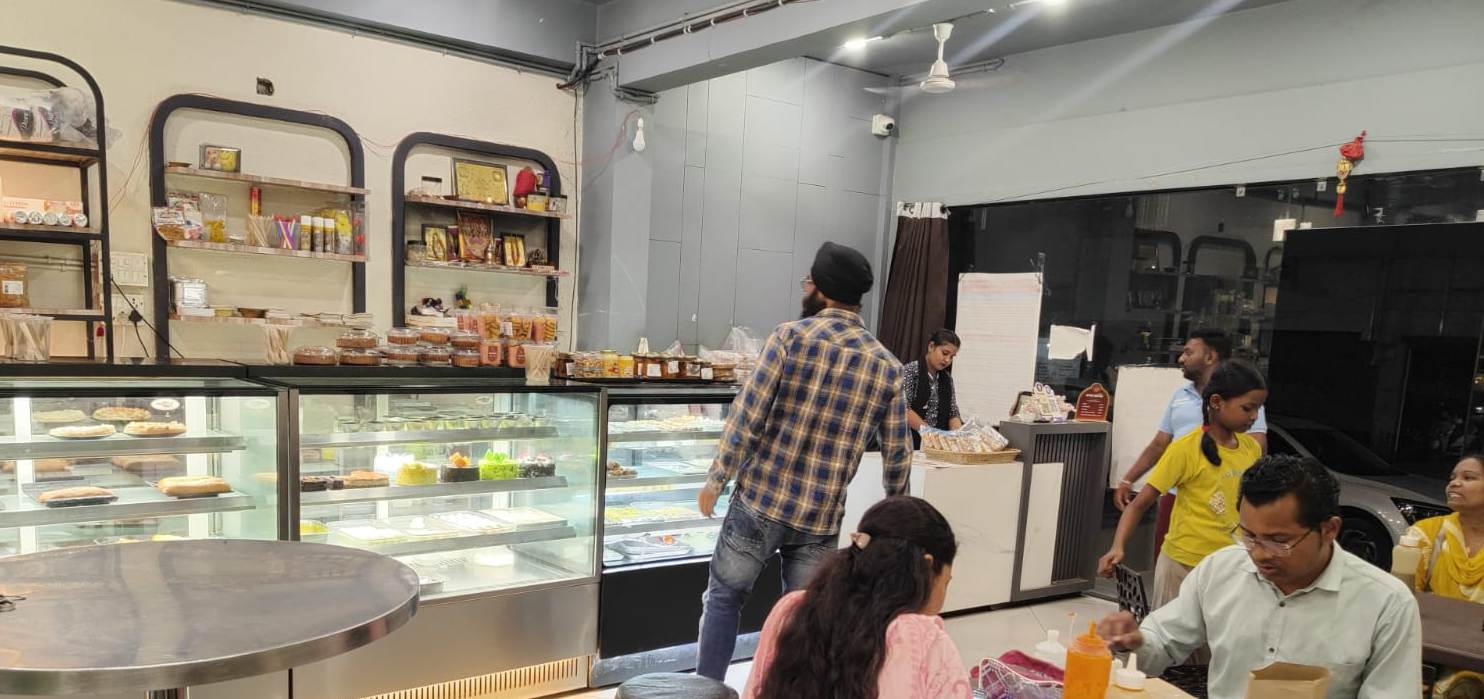 खाद्य सुरक्षा विभाग की टीम द्वारा की जा रही कार्रवाई