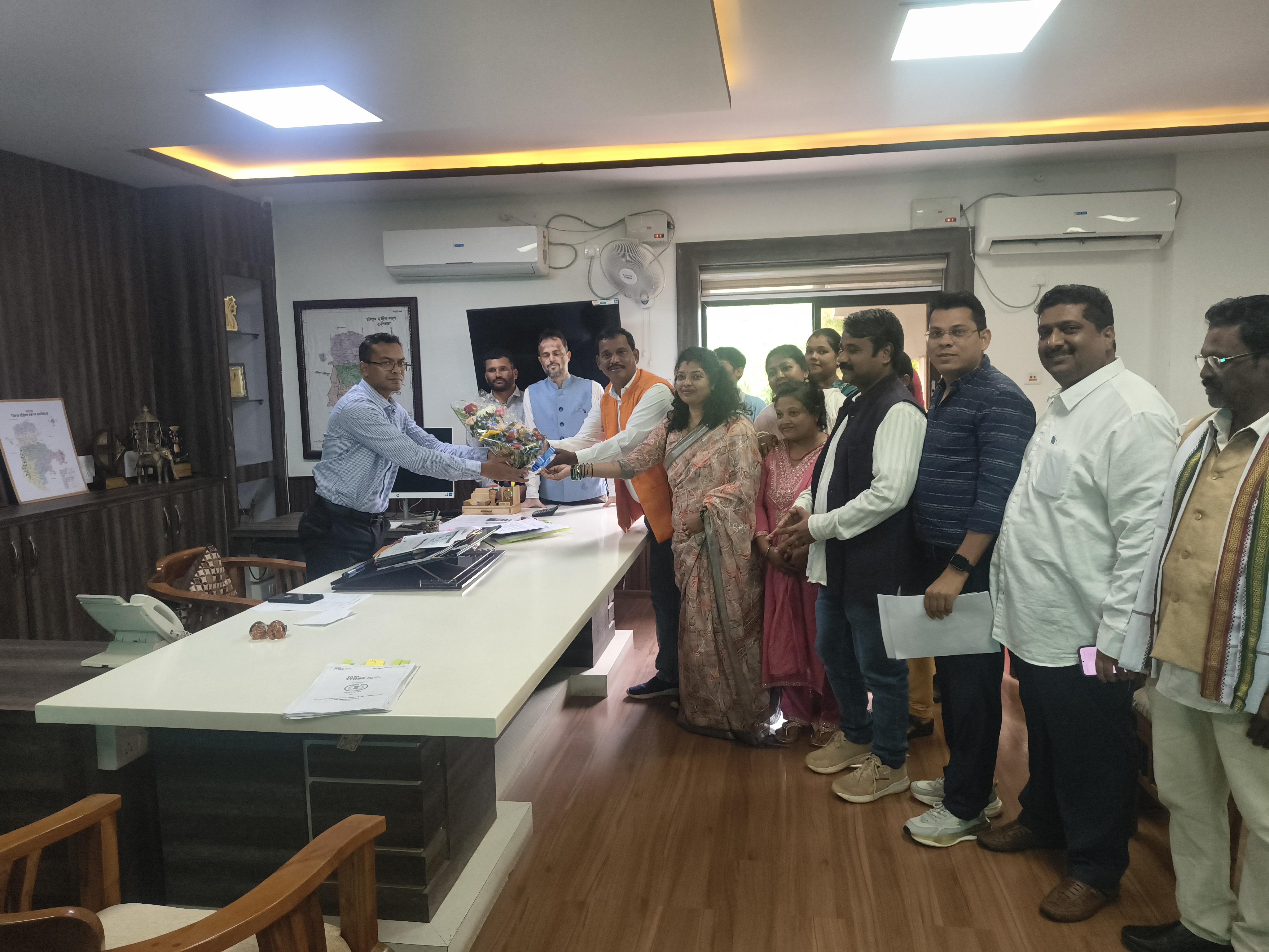 भारतीय मजदूर संघ द्वारा श्रमिक हितों की माँग क़ो लेकर प्रधानमंत्री के नाम कलेक्टर क़ो दिया गया ज्ञापन