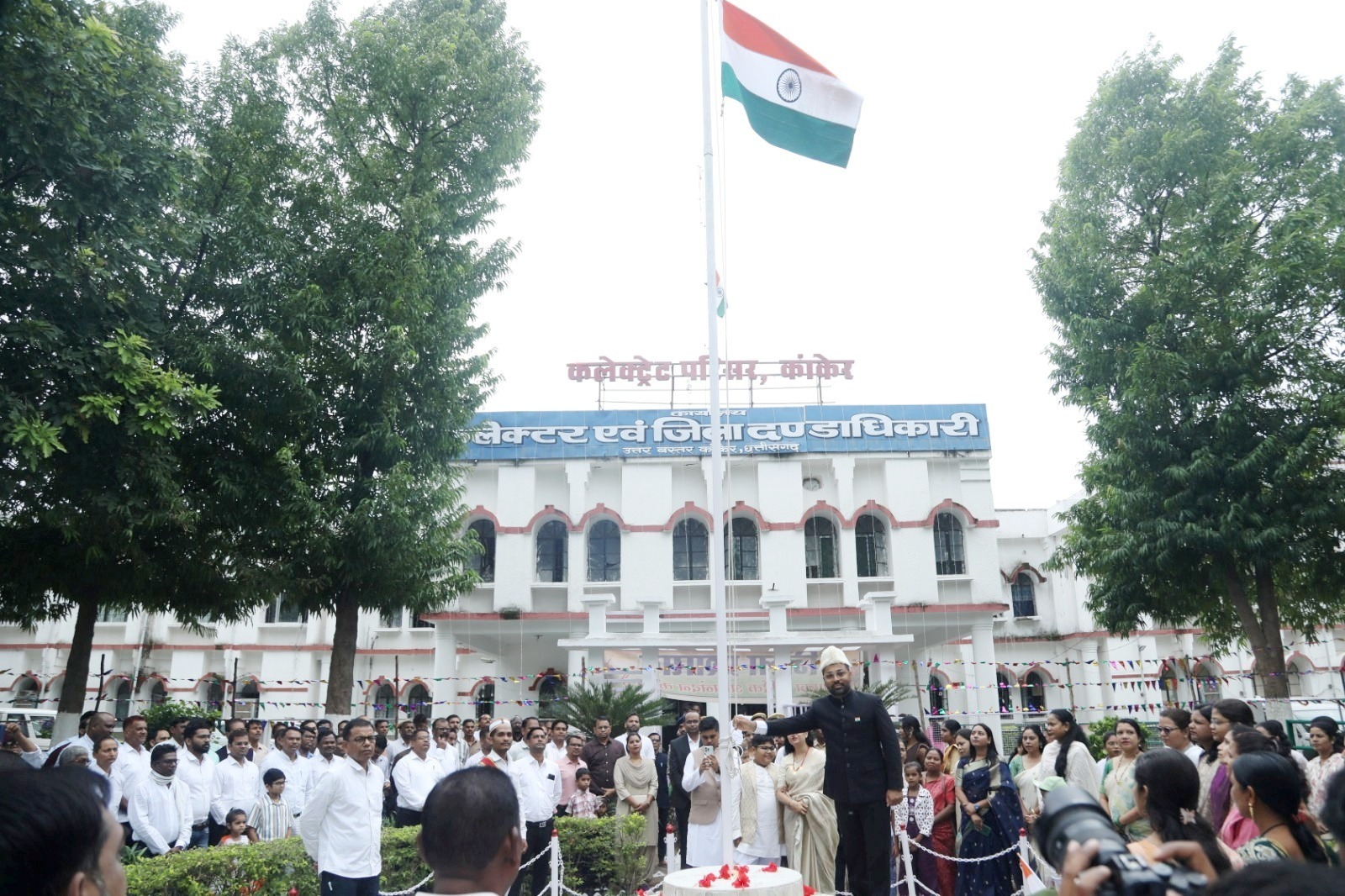 कलेक्टर श्री क्षीरसागर ने जिला कार्यालय और जिलाधीश निवास में फहराया राष्ट्रध्वज