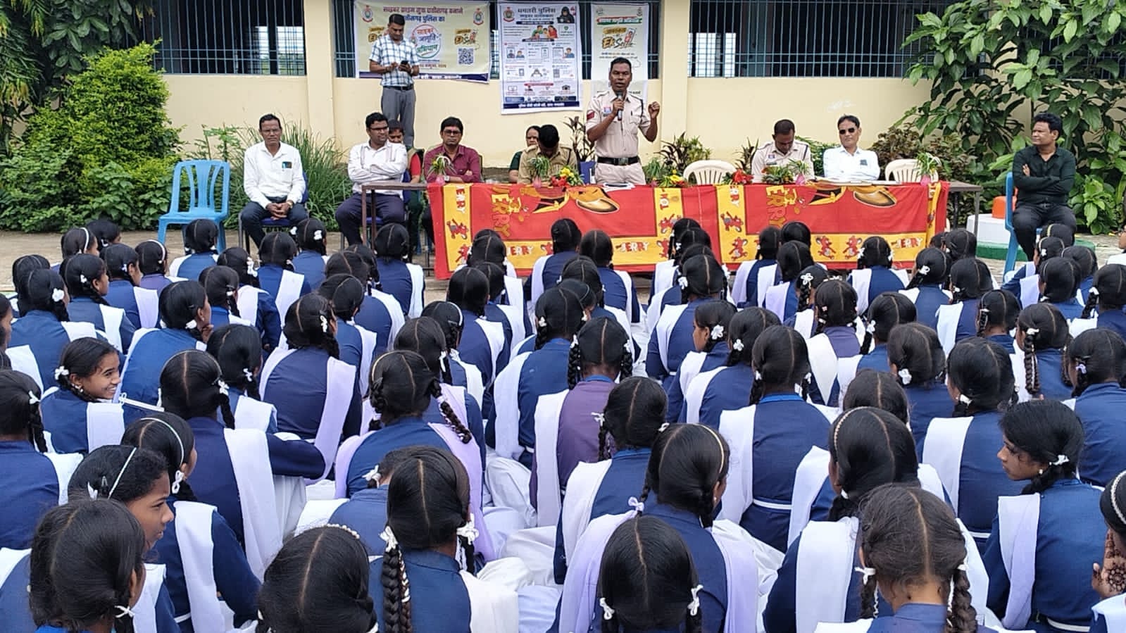 “साइबर अपराधियों से एक कदम आगे - धमतरी पुलिस ने 14 थाना/चौकी क्षेत्रों में पहुंचाया साइबर सुरक्षा का संदेश”