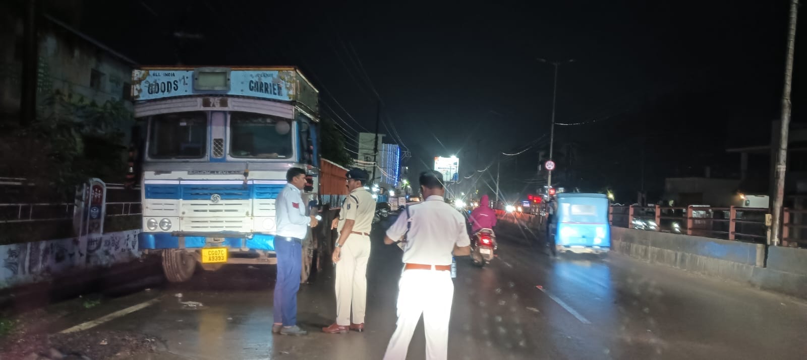 एसपी धमतरी के निर्देश पर नो-पार्किंग में खड़े वाहनों पर धमतरी पुलिस की सख्त कार्यवाही - 22 वाहनों पर चालानी कार्यवाही, 38,000/-रूपये का जुर्माना