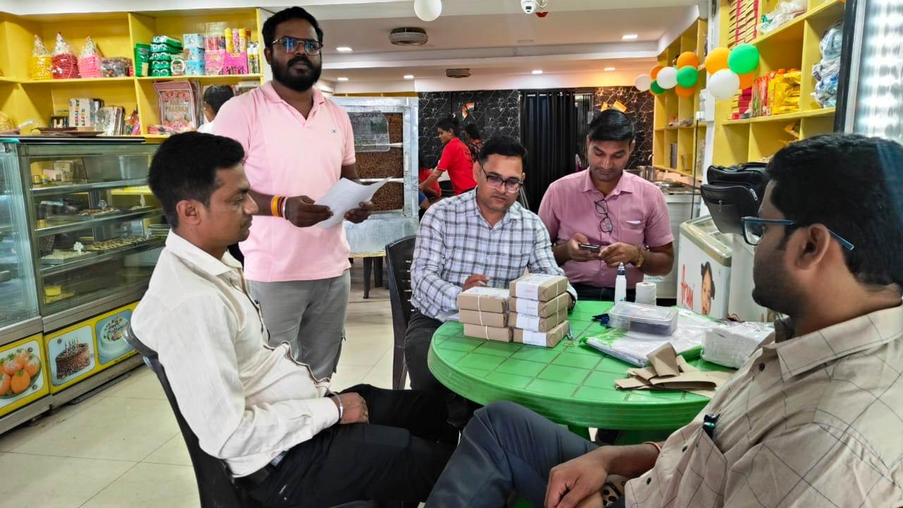 त्योहारों के मद्देनजर प्रतिष्ठानों में खाद्य सामग्री की जांच, परीक्षण हेतु 13 नमूने लिए गए