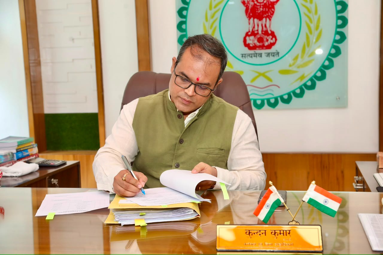 जिले के नवपदस्थ कलेक्टर श्री कुंदन कुमार ने किया पदभार ग्रहण
