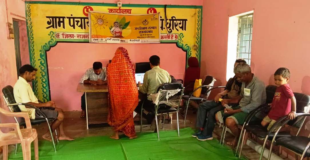 मोबाईल कैम्पों के माध्यम से श्रमिक पंजीयन के लिए किए जा रहे आवेदन