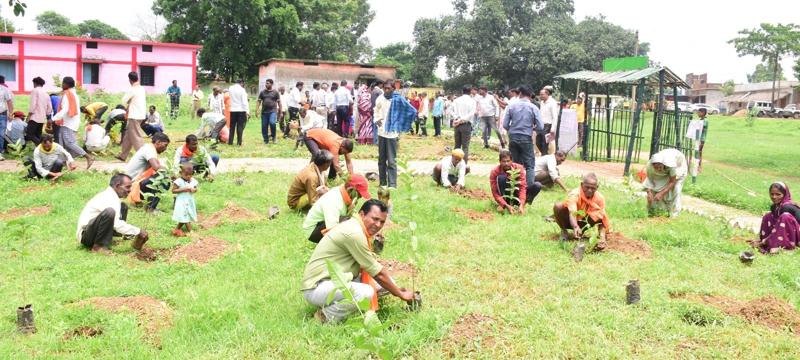 ग्राम केशोटोला में आवास वाटिका के तहत 200 फलदार पौधों का रोपण
