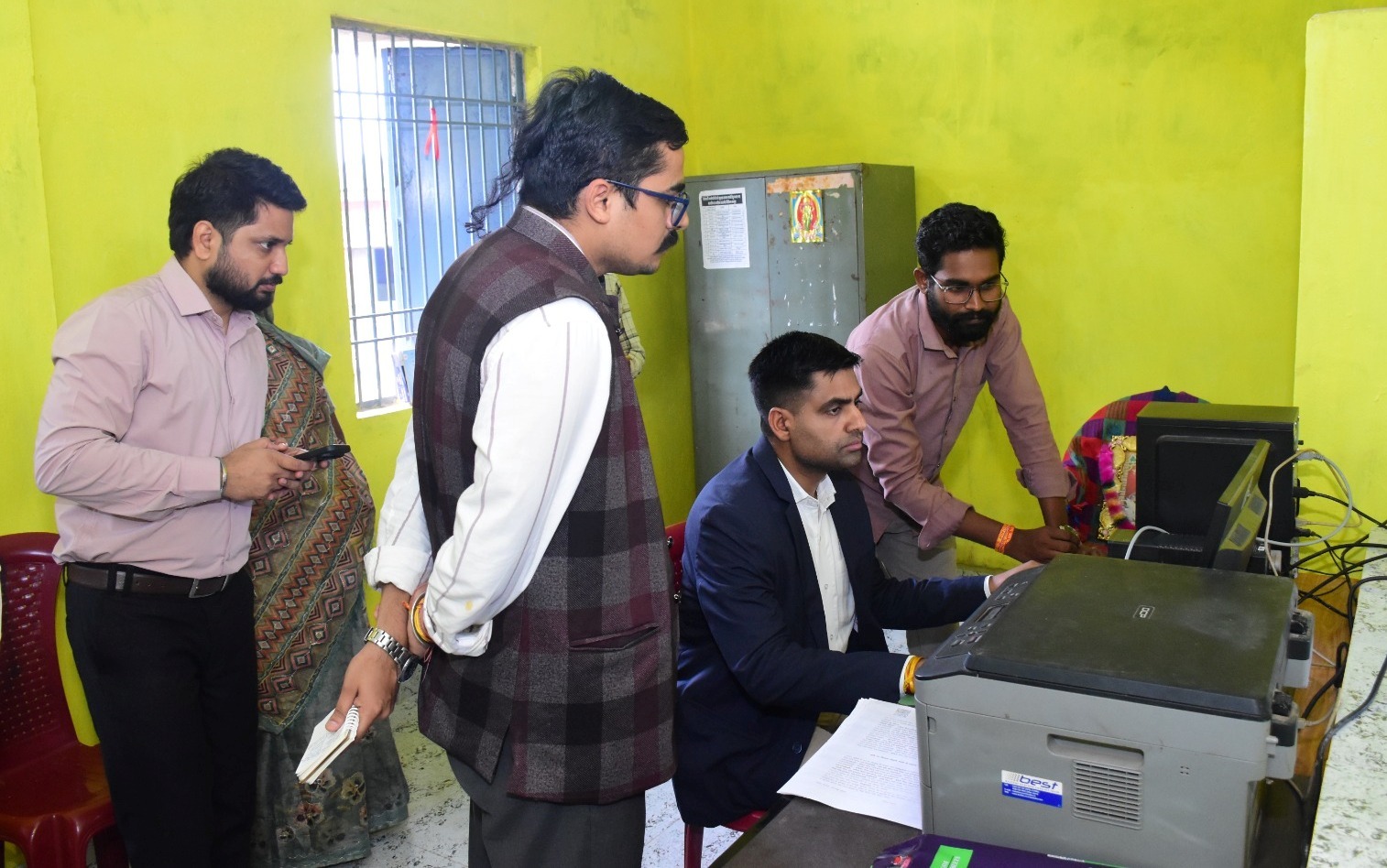 कलेक्टर ने अटल डिजिटल सुविधा केन्द्र कल्लूबंजारी का किया निरीक्षण