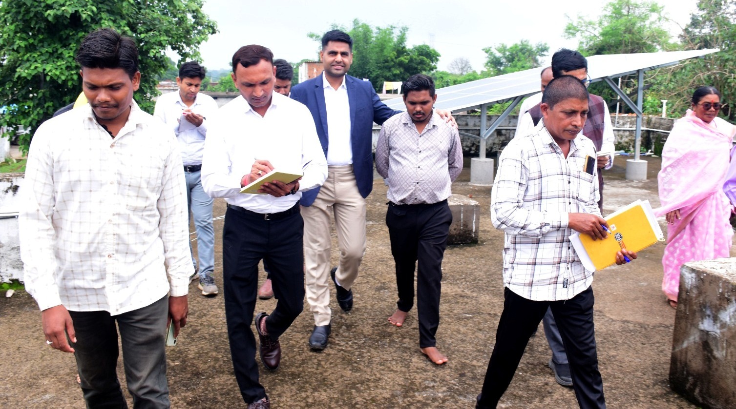 कलेक्टर ने ग्राम कल्लूबंजारी में पीएम सूर्यघर मुफ्त बिजली योजना के हितग्राही के घर सौर संयंत्र का किया निरीक्षण