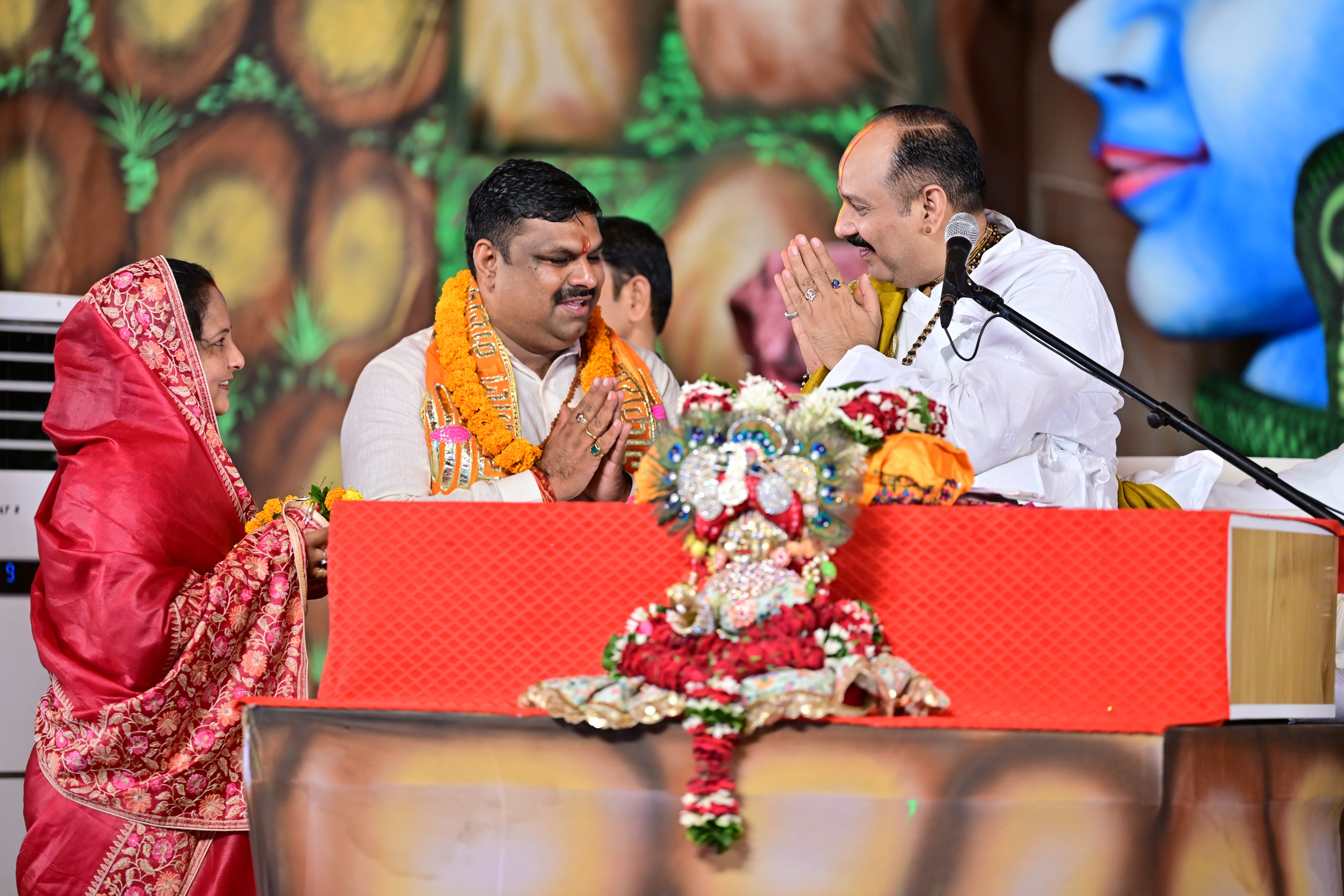 कथा सुनने पहुंचे शिक्षा मंत्री गजेन्द्र यादव