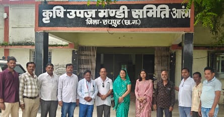खाद किल्लत और धान उठाव का जायजा लेने मंडी व समिति कार्यालय पहुंचे कांग्रेस कार्यकर्ता