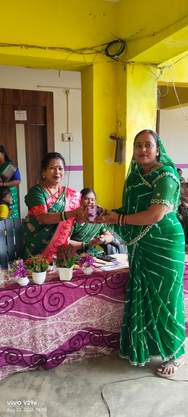 सरस्वती शिशु मंदिर में हुआ ‘सखी री मन भावन’ कार्यक्रम, महिलाओं ने लिया सावन उत्सव का आनंद