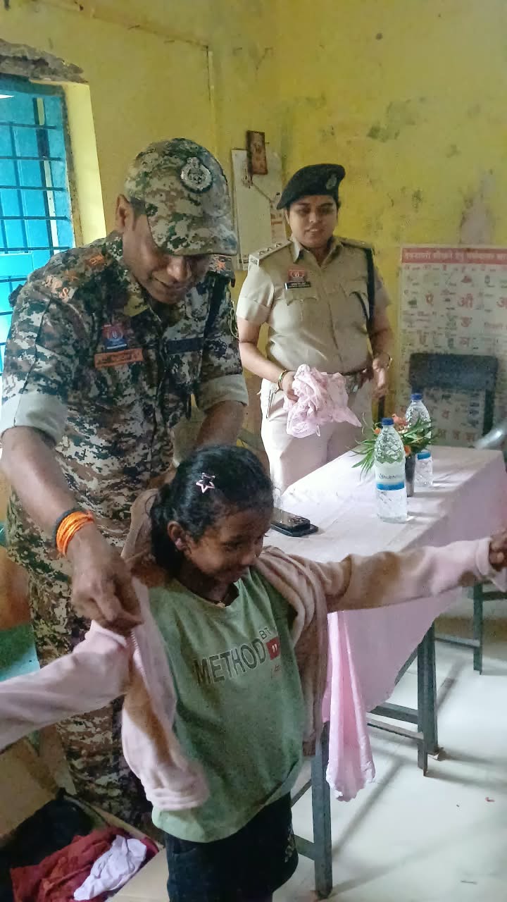 *सामुदायिक पुलिसिंग की मिसाल: SP ने परचेली आंगनबाड़ी के बच्चों को बांटे कपड़े, चॉकलेट-बिस्किट