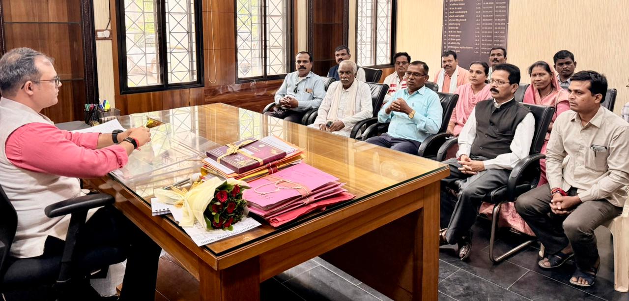कलेक्टर श्री कुंदन कुमार से सर्व आदिवासी समाज के प्रतिनिधिमंडल ने की सौजन्य भेंट