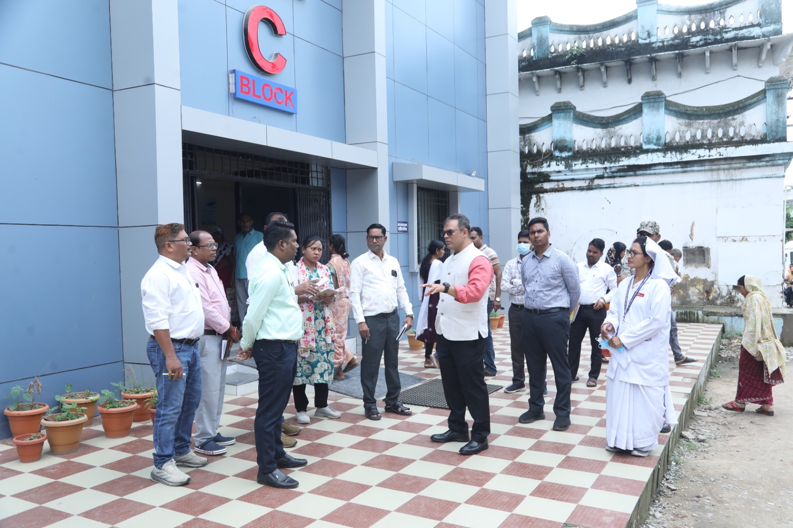 कलेक्टर ने जिला अस्पताल का किया आकस्मिक निरीक्षण, व्यवस्थाओं में सुधार के दिए निर्देश