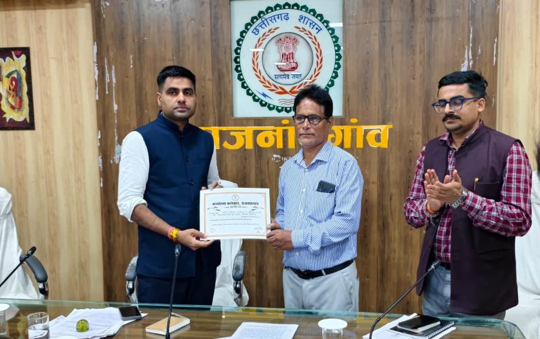 पीएम सूर्य घर मुफ्त बिजली योजना के बेहतर क्रियान्वयन के लिए ग्राम सचिव दीपक वैष्णव सम्मानित