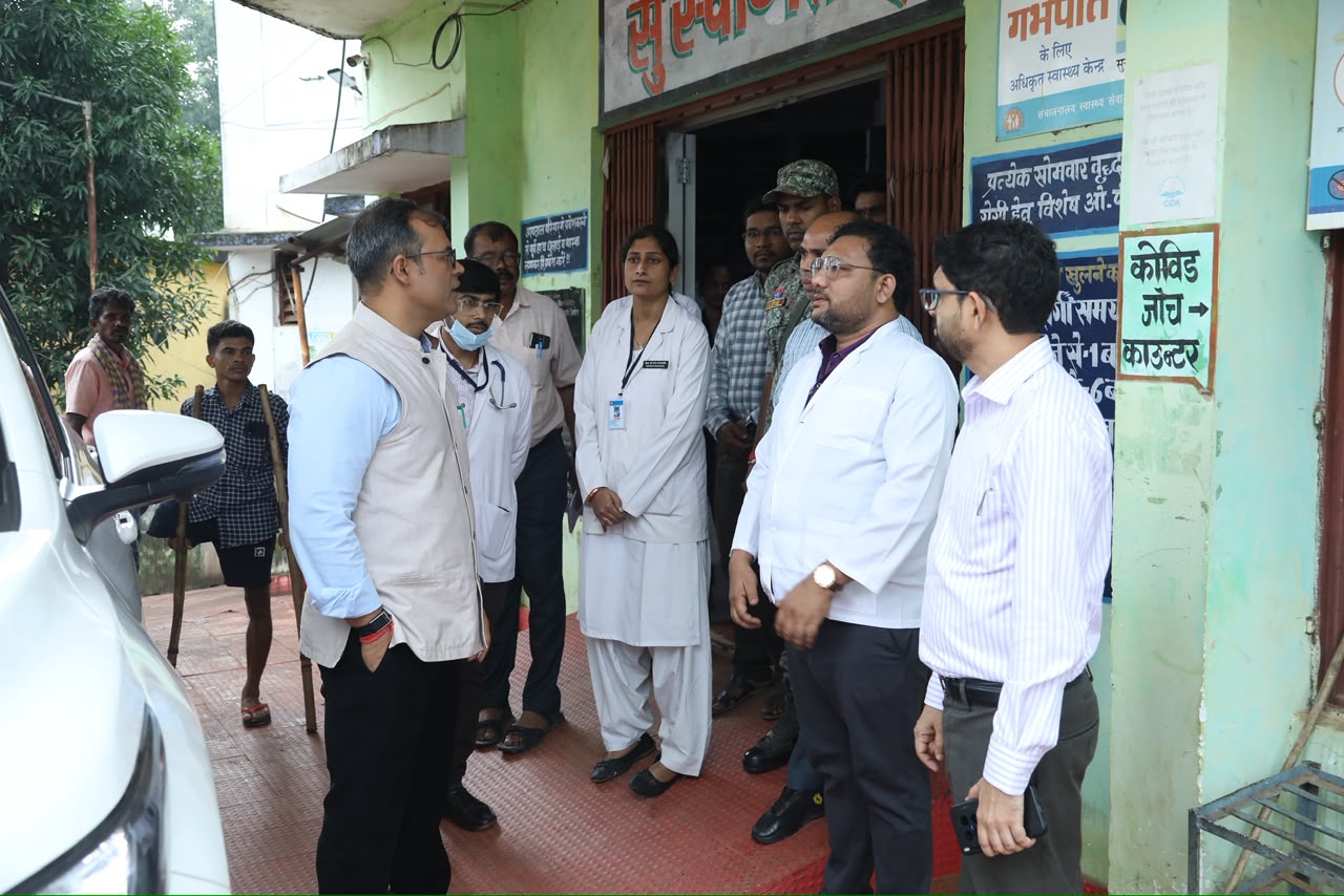 दूरस्थ अंचलों में कलेक्टर ने किया अस्पताल, स्कूल और छात्रावासों का सघन निरीक्षण