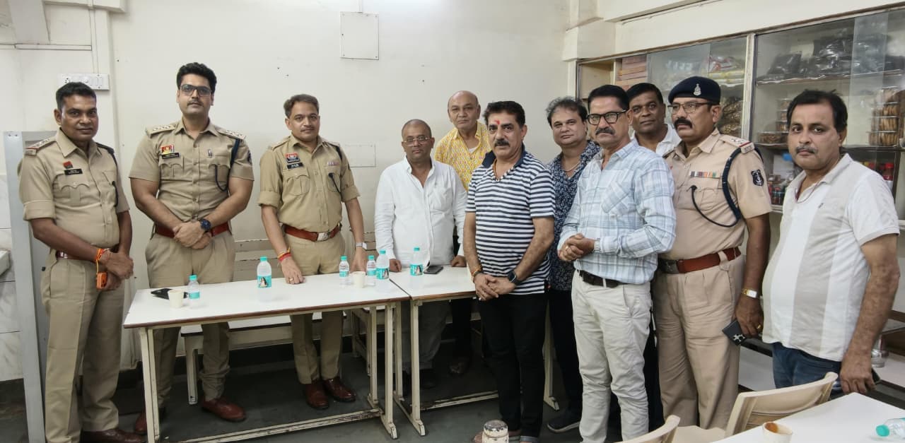  यातायात व्यवस्था को लेकर एएसपी सहित पुलिस अधिकारी एवं व्यापारी संघ की महत्वपूर्ण बैठक