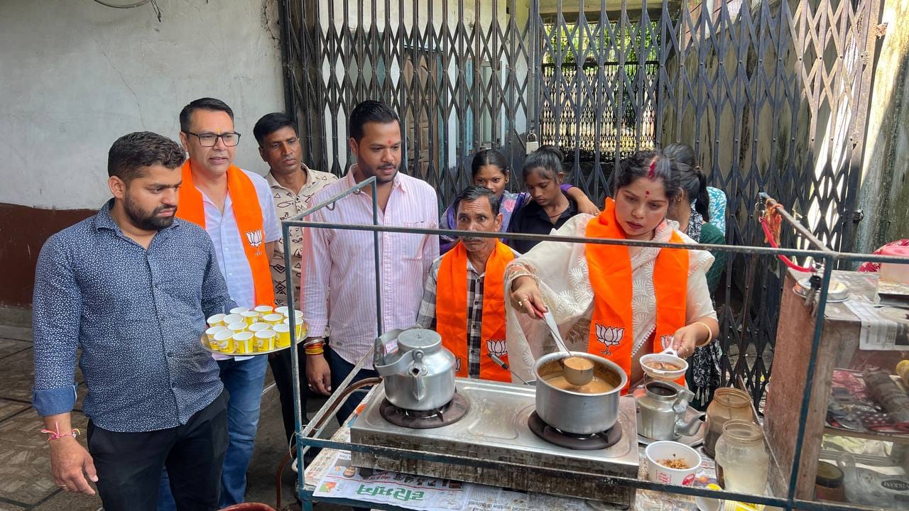 चाय वाले बूथ अध्यक्ष झुमुक ने चाय वाले प्रधानमंत्री के जन्मदिन पर बांटी मुफ्त चाय, प्रदेश उपाध्यक्ष रंजना साहू ने खुद चाय बनाकर किया शुभारंभ