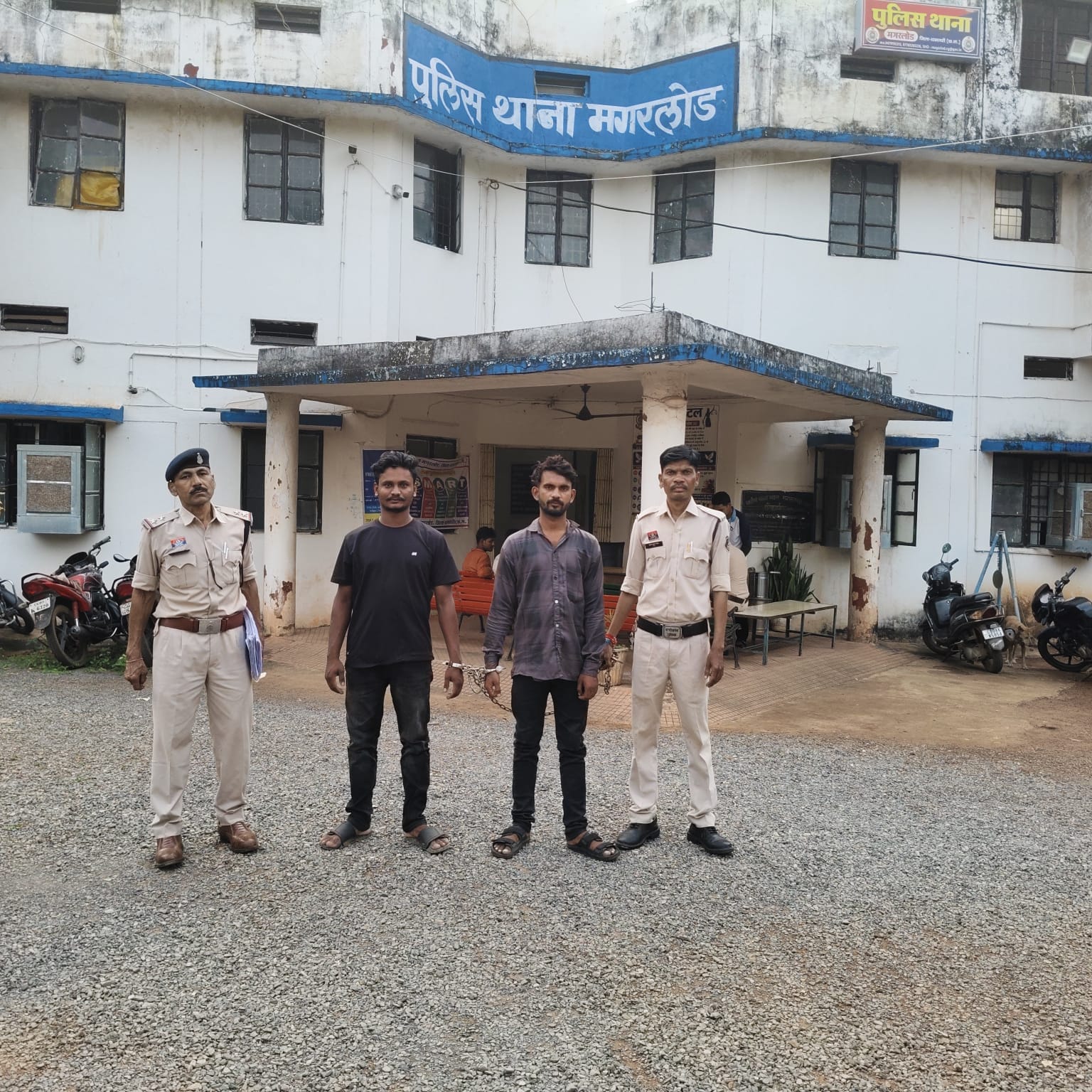 खुद को बजरंग दल एवं पुलिसकर्मी बताकर लूटपाट व अपहरण करने वाले 02 फरार आरोपी मगरलोड पुलिस के हत्थे चढ़े